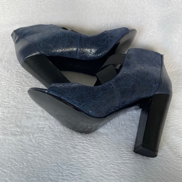 Charles David Blue Snakeskin Heels! - Picture 4 of 4